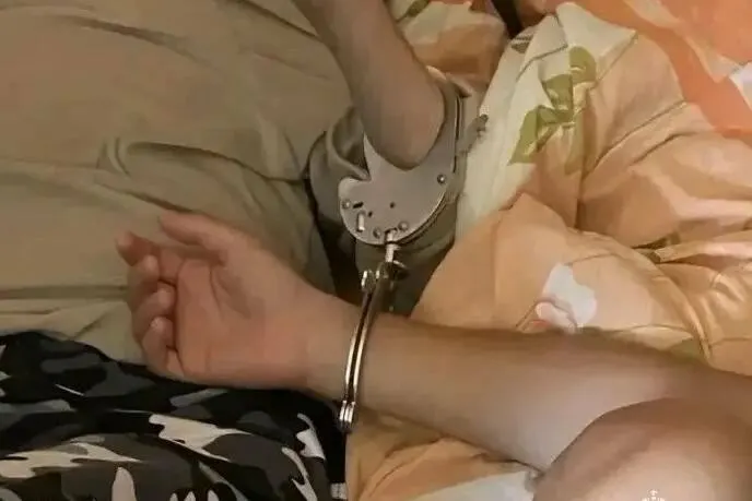 Ребёнок нашёл на улице наручники, принес домой и пристегнул ими себя к пожилой родственнице‑инвалиду. Спасатели срезали замки, никто не пострадал.