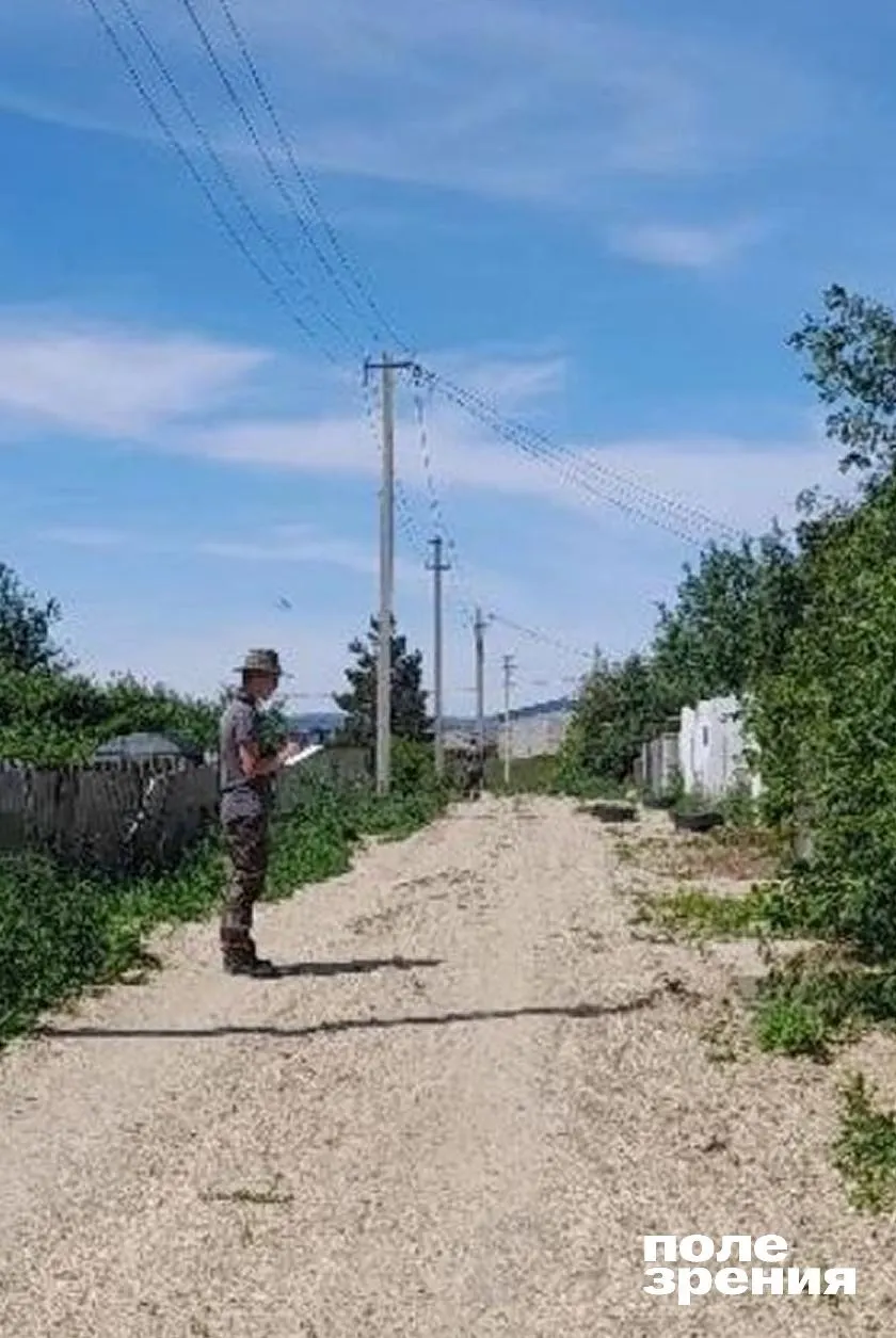 В селе Дубровное геодезисты провели замеры для проекта газопровода. Жители жалуются на отсутствие газа и разбитую дорогу; обещанные сроки работ меняются, а автобусное сообщение прекратилось.