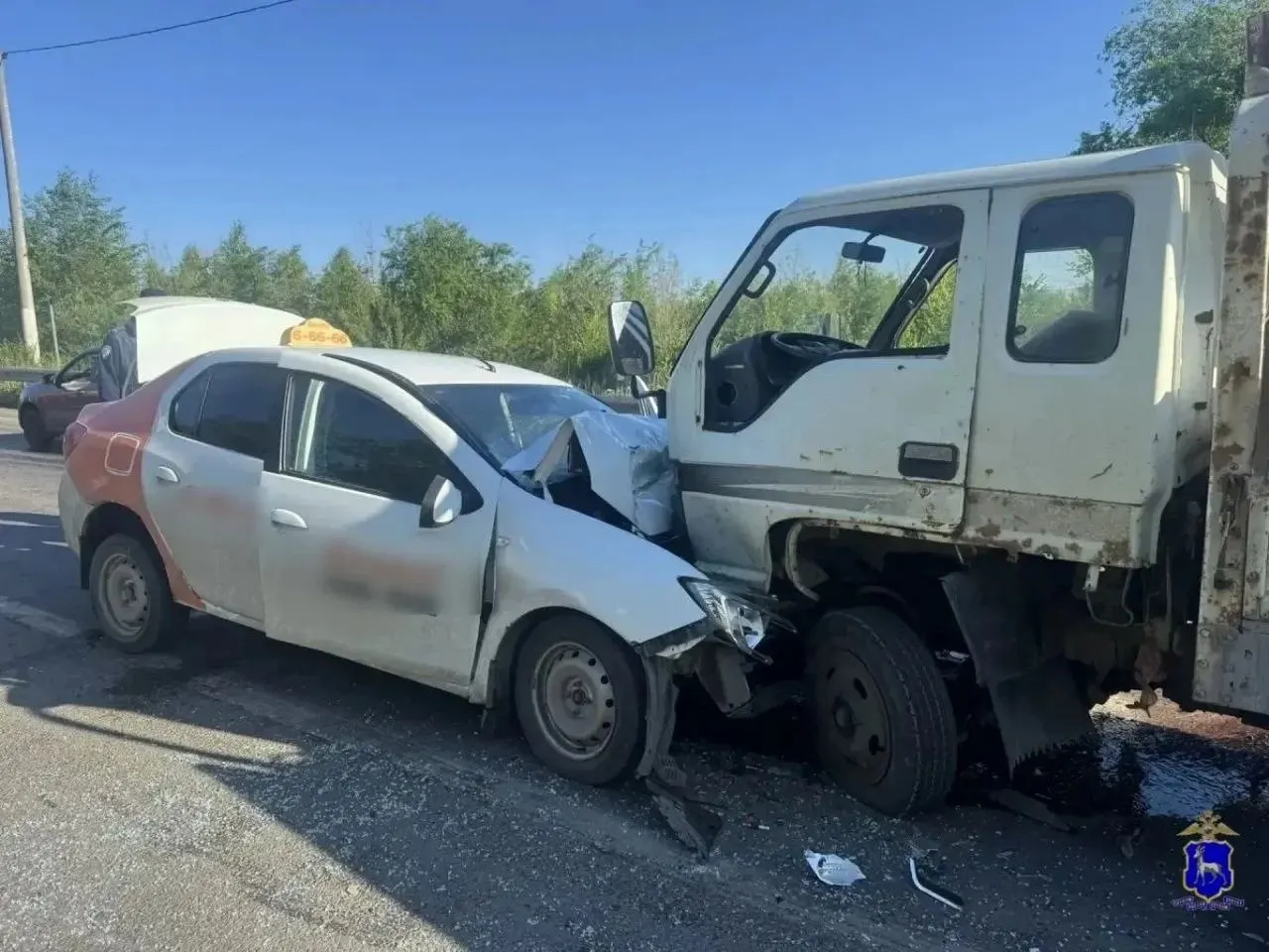 Легковой автомобиль столкнулся с грузовиком BAW Fenix. Водителя Renault госпитализировали, но он скончался в больнице.