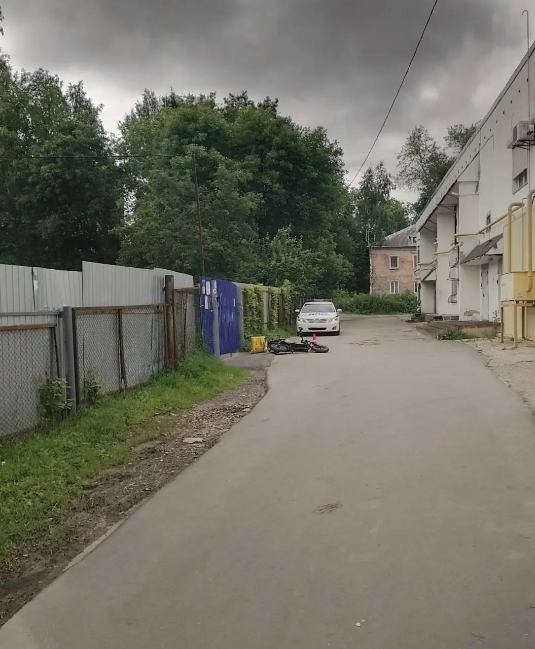 Днем 27 июня 16‑летний водитель электровелосипеда на улице Шорина сбил 74‑летнюю женщину; оба участника ДТП получили травмы.