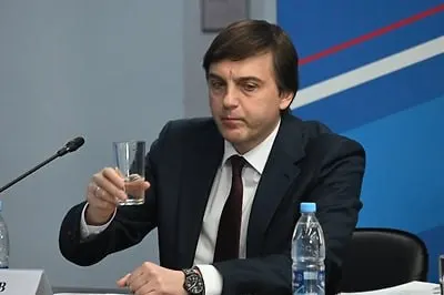 Министерство утвердило перечень для внеклассного чтения на лето: в него вошли современные произведения, в том числе патриотические книги о подвигах защитников Отечества и героях специальной военной операции.
