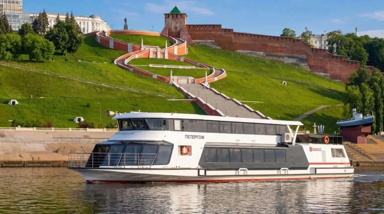 Новое судно предлагает три маршрута с видом на Нижегородский кремль, Стрелку и Канавинский мост; часовая прогулка стоит от 1 200 ₽.