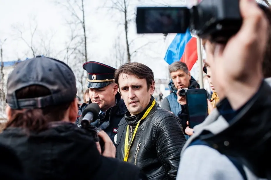 Группа поддержки сообщила о переводе Ричарда Роуза в екатеринбургское СИЗО и призвала писать ему письма. Ранее Роуз был приговорён к восьми годам по статьям о «фейках» и «оправдании терроризма», в отношении него также возбудили новое дело.