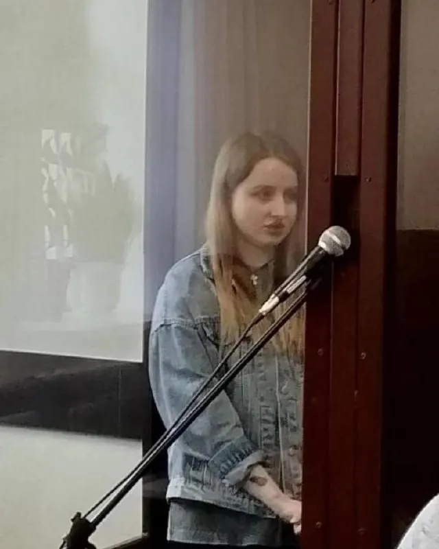 По данным суда, девушка выступала курьером и забирала деньги у пожилых людей из Архангельской и Ульяновской областей, которых мошенники запугивали звонками о проверках на причастность к финансированию терроризма. Ей дали 3 года 9 месяцев колонии общего режима и обязали возместить ущерб.