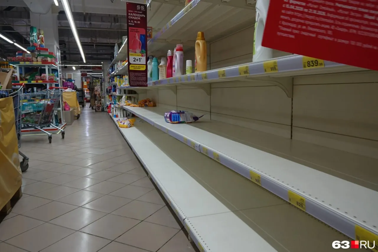 В супермаркете в ТЦ «Русь» на Московском шоссе образовался ажиотаж: длинные очереди на кассах, пустующие полки и массовые покупки средств гигиены, консервов и мяса. Магазин открыт до 20 июля.