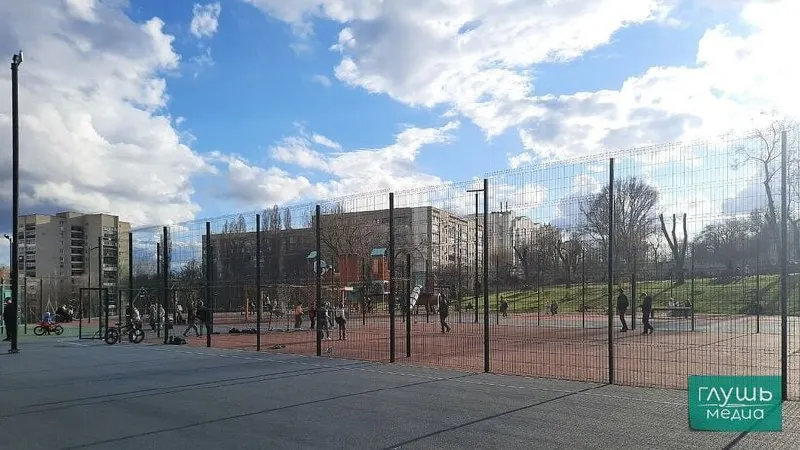 Администрация подтвердила планы по дальнейшему благоустройству сквера на Прессовой: в этом году расчистят территорию и подготовят её к работам следующего года, а третий этап займёт более одного года.