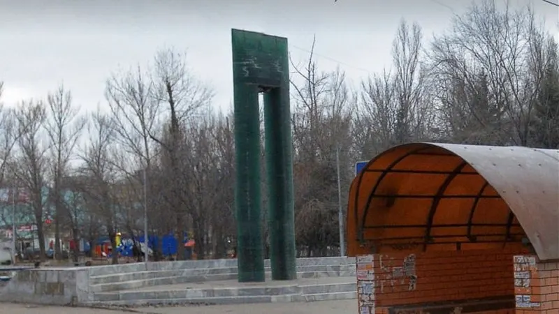 Стелу перед дворцом областного центра народного творчества демонтировали после обследования, выявившего трещины и откалывание стекла. На её месте обустроят цветочную клумбу.