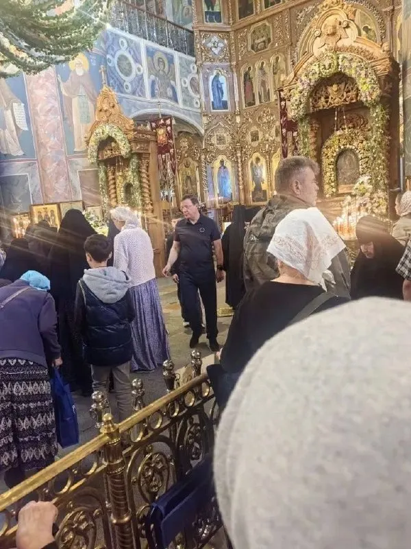 Жительница Самарской области встретила экс‑губернатора Дмитрия Азарова в Троицком храме в Дивеево — узнала его в очереди на помазание.