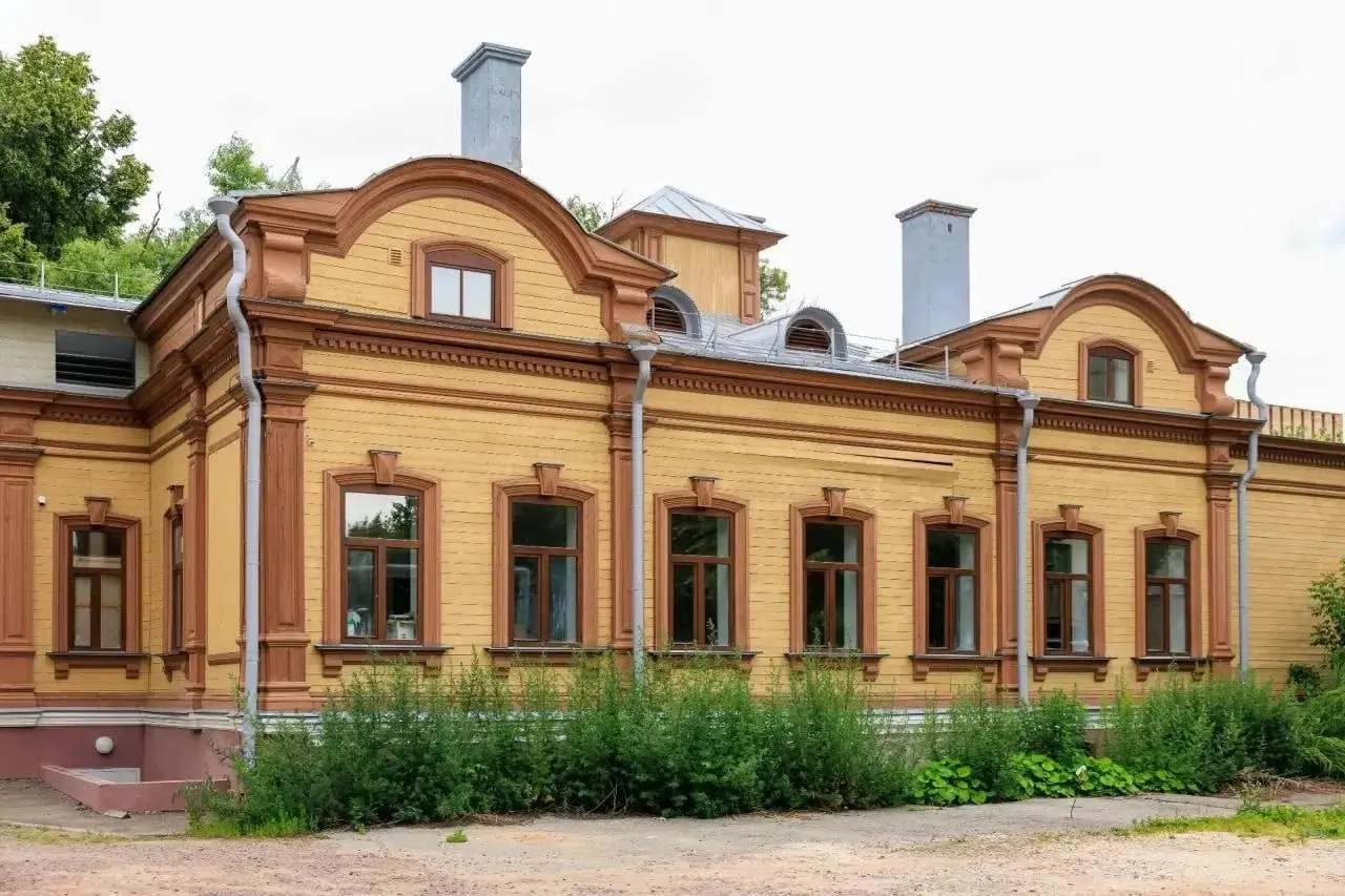 Историческое здание XIX века за 69 млн рублей приобрела компания, связанная с депутатом; инвестор обязан восстановить дом за три года, планируется культурно-общественный центр и ресторан.