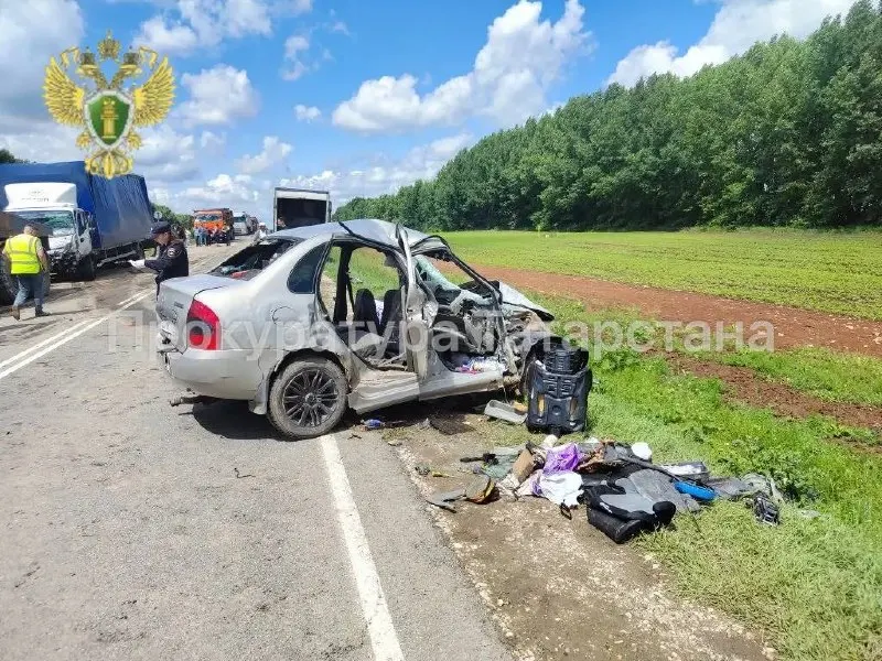 Автомобиль «Лада Калина» выехал на встречную полосу и столкнулся с грузовиком. В аварии погибли три человека, среди них годовалый ребёнок.