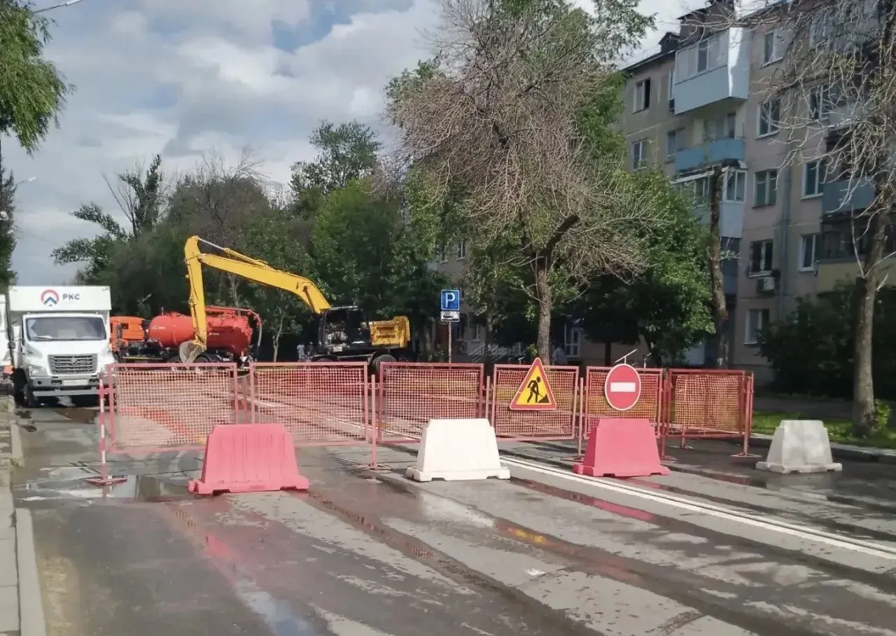 В Железнодорожном районе временно закрыли проезд по Мориса Тореза между Революционной и Волгина из‑за прорыва 900‑мм водовода. Сроки ремонта пока не определены, автобусы №2, 24, 35, 53 и 90 следуют обычными маршрутами.