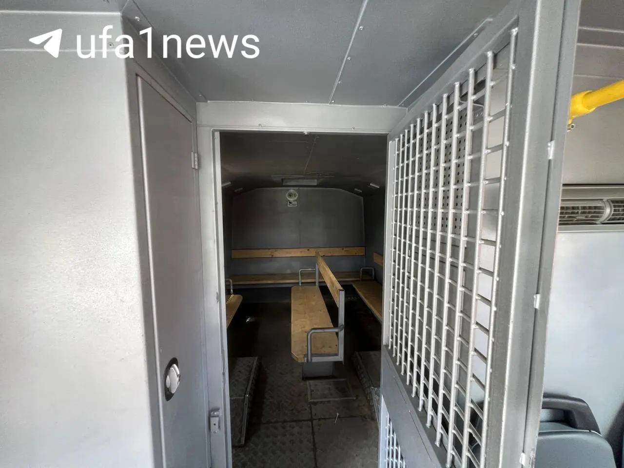 В рамках велозабега в Стерлитамаке устроили развлекательную программу для горожан: детям показали автозак изнутри и дали возможность посидеть за рулём и включить проблесковые маячки.