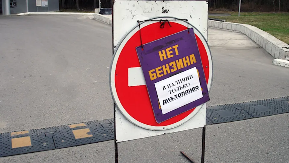 Власти Севастополя ввели временные ограничения на отпуск бензина для населения из‑за кризиса с поставками: топливо в регионе и в ряде областей России ограничивается и продаётся по талонам или с лимитом объёма.