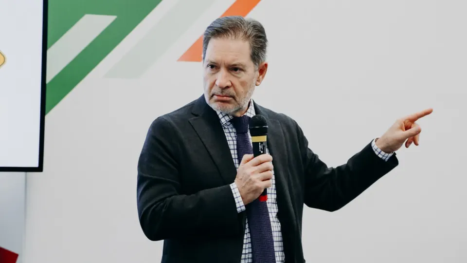Андрей Безруков, советник главы «Роснефти» и отставной полковник СВР, заявил на ПМЭФ, что Россия переживает фазу глобальных конфликтов и должна готовиться к длительному периоду военной напряжённости и новым угрозам, включая биологические риски.