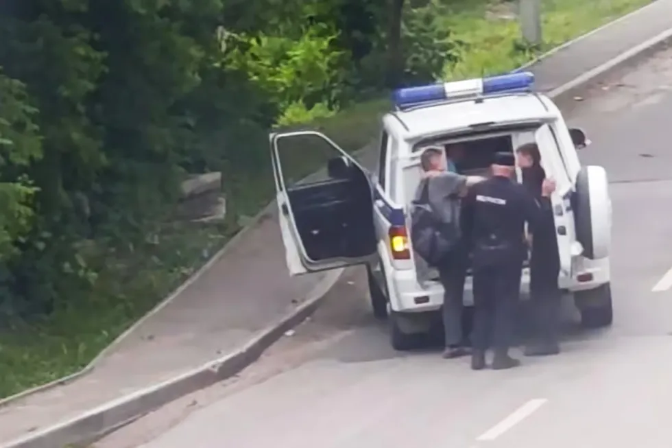 Вечером 18 июня в Пензе и других населённых пунктах области ОМОН и сотрудники военкоматов останавливали прохожих, забирали часть людей в военкомат и пытались заставить подписать контракт. Правозащитники помогают родственникам и фиксируют случаи принуждения.