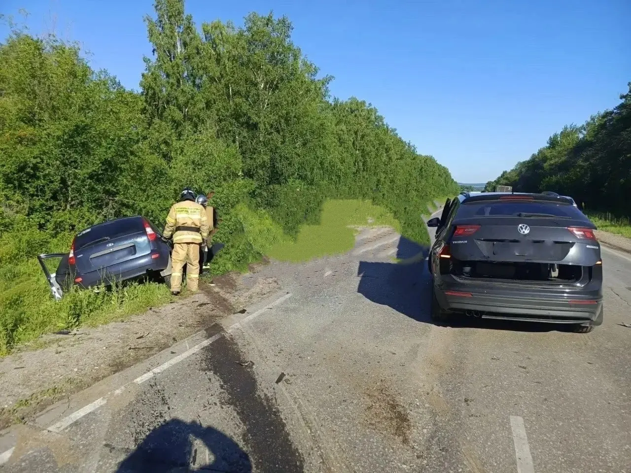Утром в Сызранском районе на дороге «Урал — Старая Рачейка» столкнулись Volkswagen и LADA — двоих пострадавших доставили в больницу.