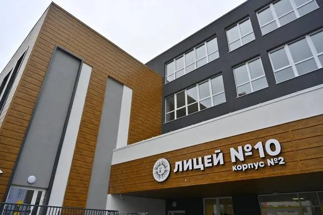 Новый корпус на 543 места и спортивно‑оздоровительный комплекс с двумя бассейнами готовы на 99%; объекты планируют открыть уже этой осенью.