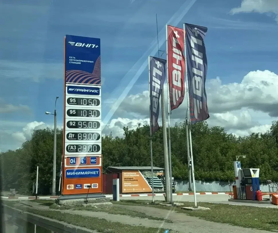 Жители Самары сообщают о новой рекордной цене на 95-й бензин — около 105 рублей за литр на заправке в районе Сухой Самарки.
