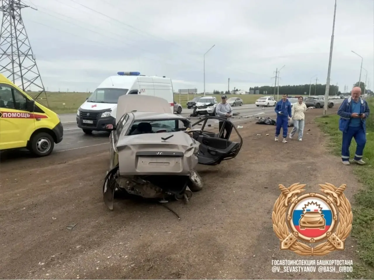 30‑летний водитель на Hyundai Accent столкнулся с Mitsubishi Outlander; после удара машина вылетела на встречную полосу и врезалась в «Школа Йети». Пассажир 20 лет погиб, водитель и второй пассажир госпитализированы.