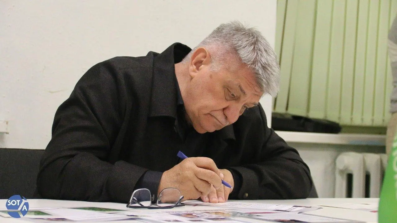 Владимир Путин направил поздравление Александру Сокурову по случаю 75‑летия, отметив его вклад в кинематограф. В то же время режиссёр в последние годы фактически находится под негласным запретом.