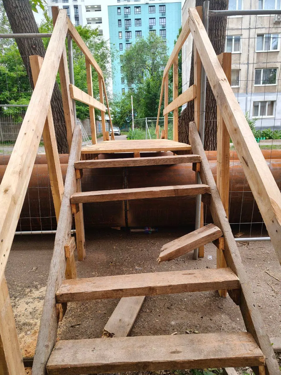 Между домами №25 и №40 на улице Н. Панова при ремонтных работах проложили деревянный настил со сломанной ступенькой. Жители обеспокоены тем, как по нему будут переходить пожилые и дети.
