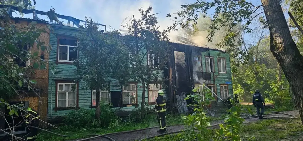 Два жилых дома в Ленинском районе сгорели, один из них был признан аварийным и находился на расселении. Большинство жильцов разместились у родственников, две семьи — во временном жилье; администрации помогут восстановить утерянные документы.