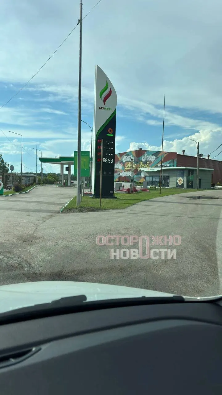 Жители Самары сообщают, что в ряде заправок компании в регионе отсутствует бензин или введён лимит выдачи — до 20 литров на автомобиль. Нехватка топлива наблюдается в последние два дня.