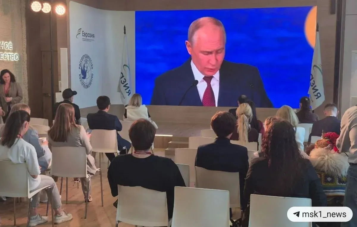 Кратко о ключевых экономических тезисах с ПМЭФ: сдвиг в пользу стран Глобального Юга, растущая роль БРИКС и последствия для мировой торговли и валют.