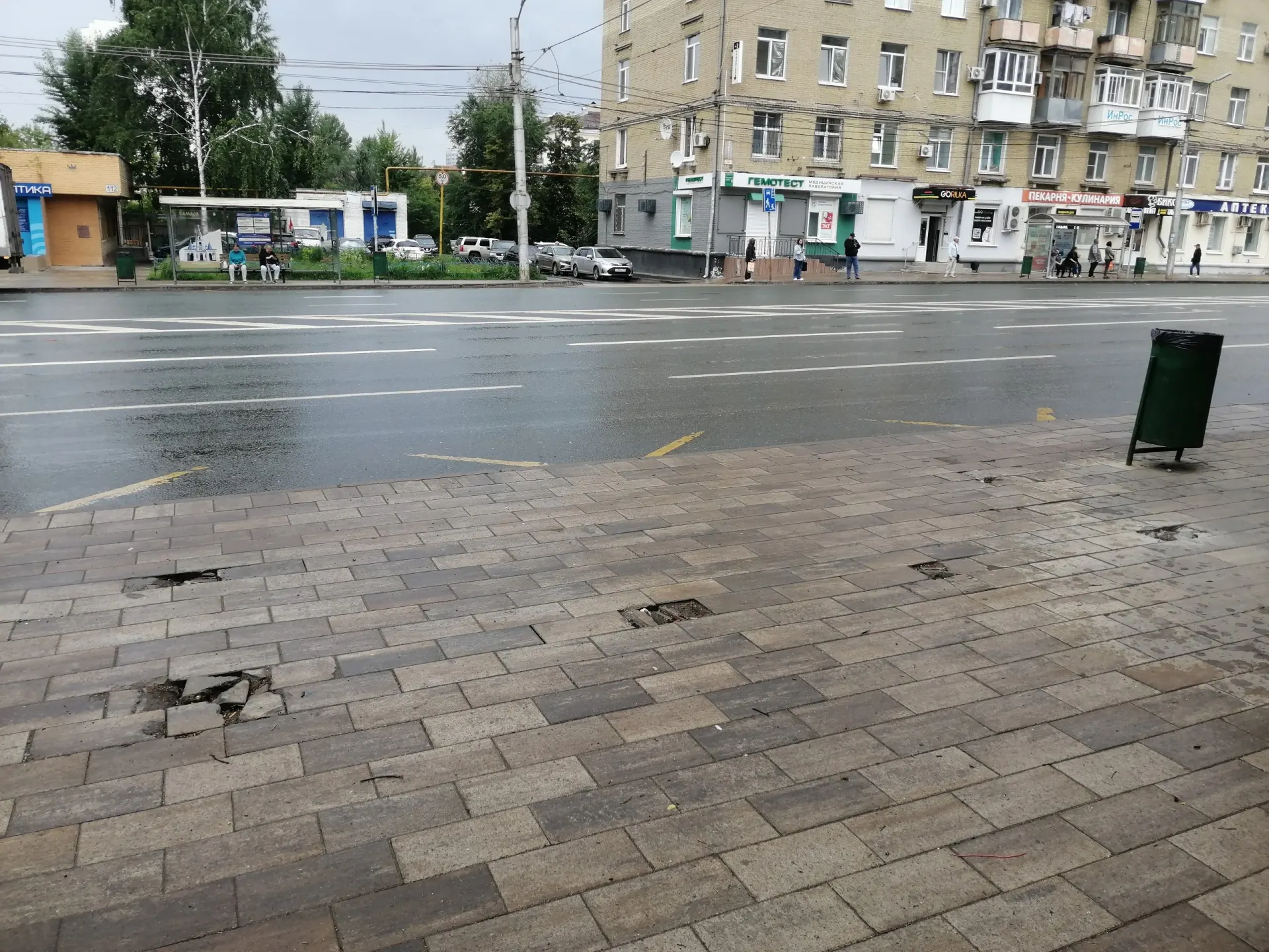 Павильон на остановке у Городской больницы №4 демонтировали для ремонта. В департаменте пообещали установить конструкцию обратно до 15 июля.