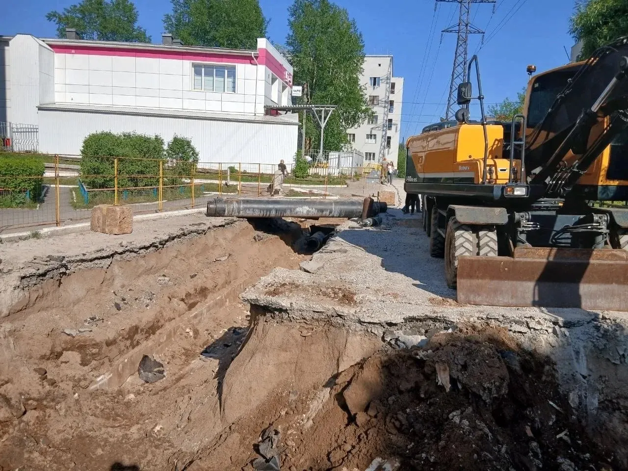 На участке от ул. Орджоникидзе до ул. Чернышевского заменят асфальт, проложат новые тротуары и трубы теплосети, установят наружное освещение. Работы планируют завершить в сентябре; возможны временные перекрытия и ограничения заездов во дворы.