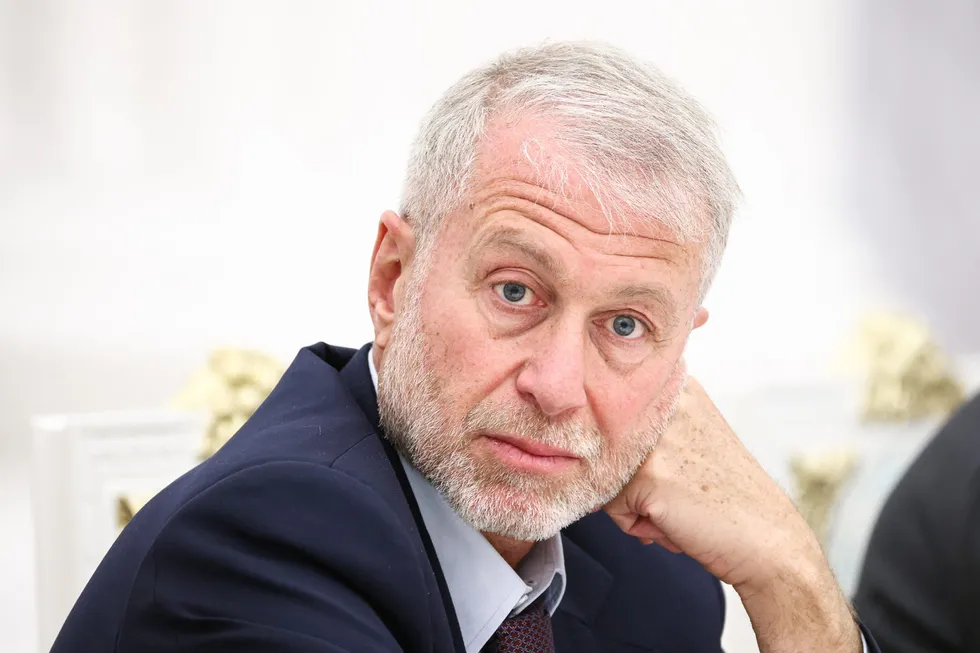 По сведениям нескольких собеседников, российский бизнесмен Роман Абрамович в мае посетил Киев и встретился с Владимиром Зеленским — президент Украины попросил через него предложить личную встречу с российским лидером. Кремль и представители бизнесмена не прокомментировали эти сообщения.