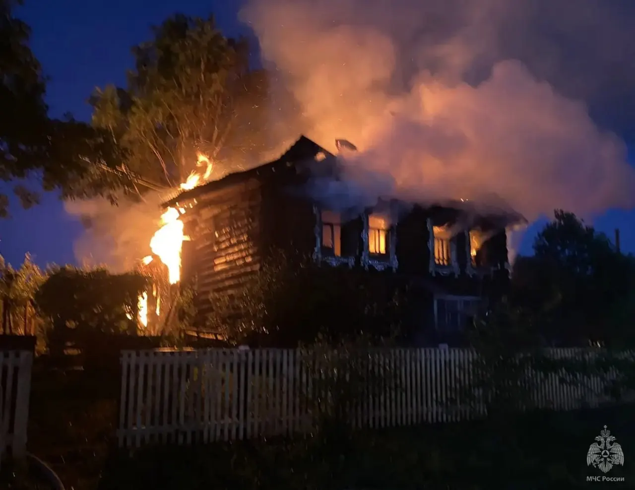 Ночью в частном двухэтажном доме на улице Полевая произошёл пожар: дом и хозпостройка полностью сгорели, при тушении обнаружены тела двух пенсионеров и их родственника.