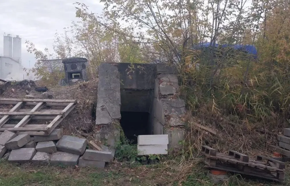 Заглубленный склад 1976 года в Кировском районе Казани продают на торгах РЖД — стартовая цена 1,5 млн руб.; помещение снабжено электричеством, отоплением и коммуникациями.