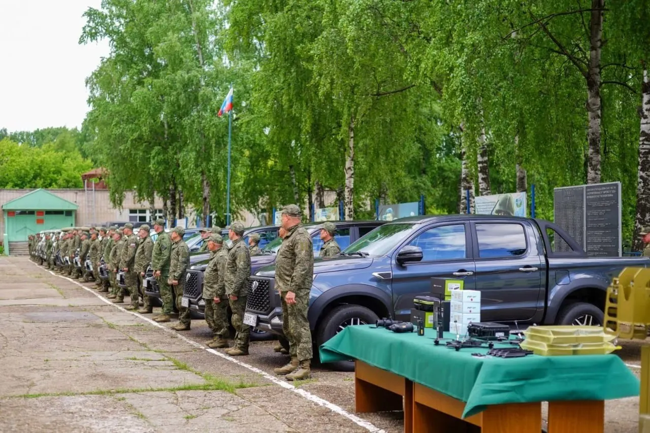 В регионе создали подразделения «Барс» из мобилизационного резерва для прикрытия критически важных объектов от атак БПЛА. Участникам обещают ежемесячные выплаты, денежное довольствие и сохранение среднего заработка.