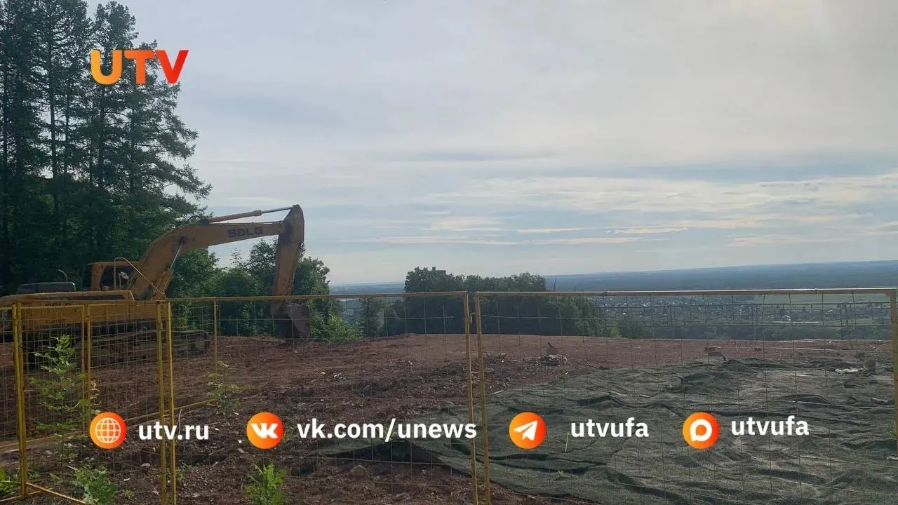 На одном из склонов у реки Уфа заметили строительную технику: выравнивают грунт перед обустройством синей горнолыжной трассы. Работы проводят для предотвращения оползней и карстовых провалов, масштабной застройки не планируется.