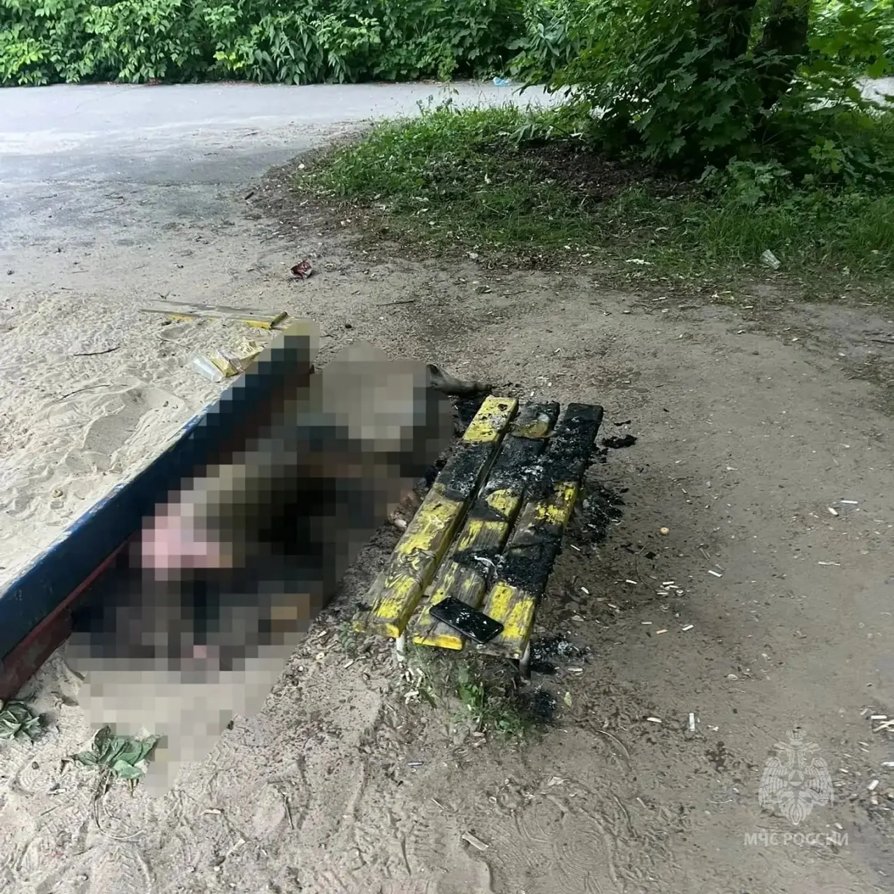 На улице мужчина загорелся на скамейке — его потушили прохожие, но с тяжёлыми ожогами доставили в больницу, где он скончался. Очевидцы предполагают, что возгорание случилось из‑за сигареты при алкогольном опьянении.