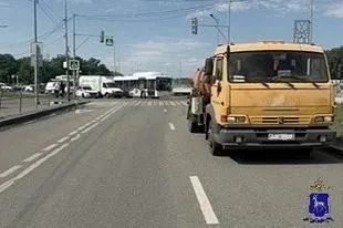 В Кировском районе Самары в пятницу утром КамАЗ наехал на 23‑летнего мужчину на электросамокате на нерегулируемом пешеходном переходе. Пострадавшего доставили в больницу, по факту ДТП работают сотрудники полиции.