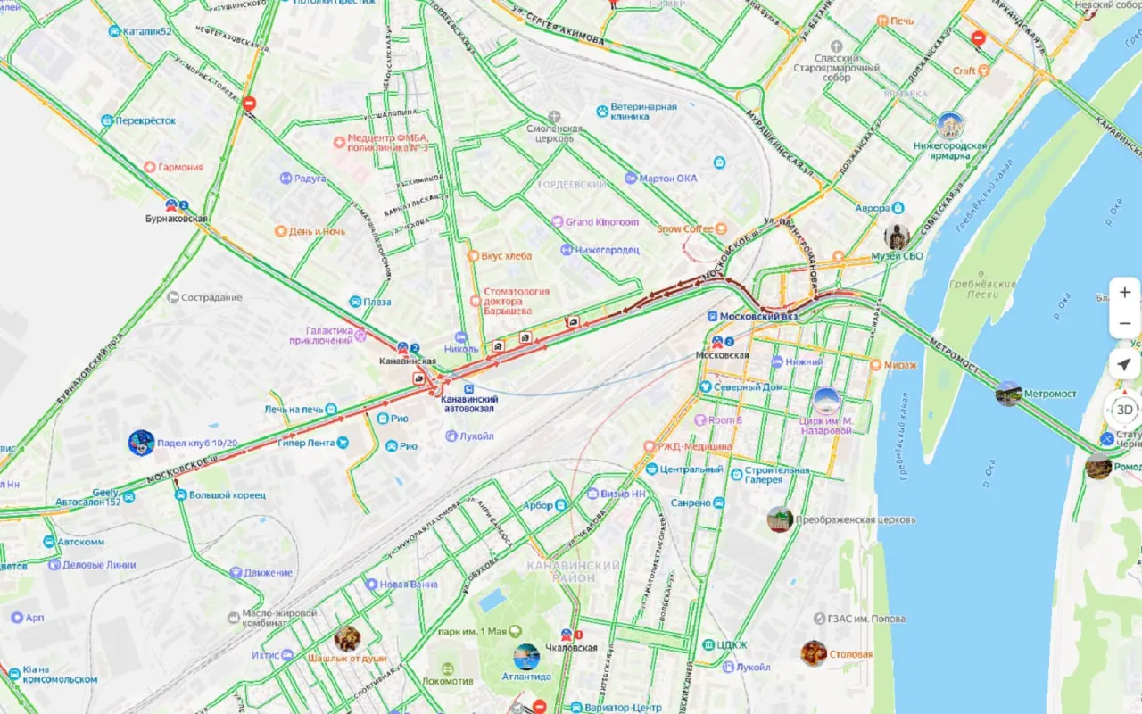 По меньшей мере три автомобиля столкнулись на Московском шоссе в районе Гордеевского сквера; движение затруднено в обе стороны, на месте работают ГИБДД и скорая.