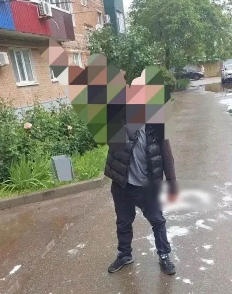 Суд признал виновным 52‑летнего ученика помощника машиниста: он, находясь в состоянии опьянения, нарисовал свастику сметаной на асфальте возле подъезда. Ему назначили 10 суток административного ареста по ч. 1 ст. 20.3 КоАП.