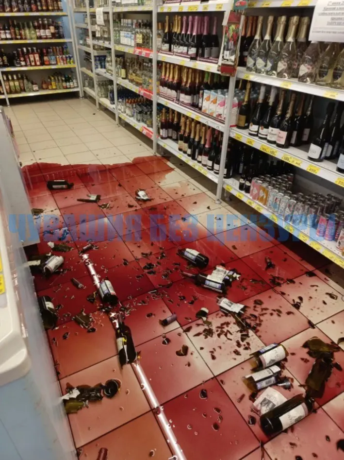 Около 18:00 в районе Привокзальной — проспекта Ленина в Чебоксарах мужчина примерно 30 лет начал громить магазины и угрожать прохожим. Очевидцы вызвали полицию, которая, по их словам, не приехала. Жителям рекомендуют временно покинуть район.