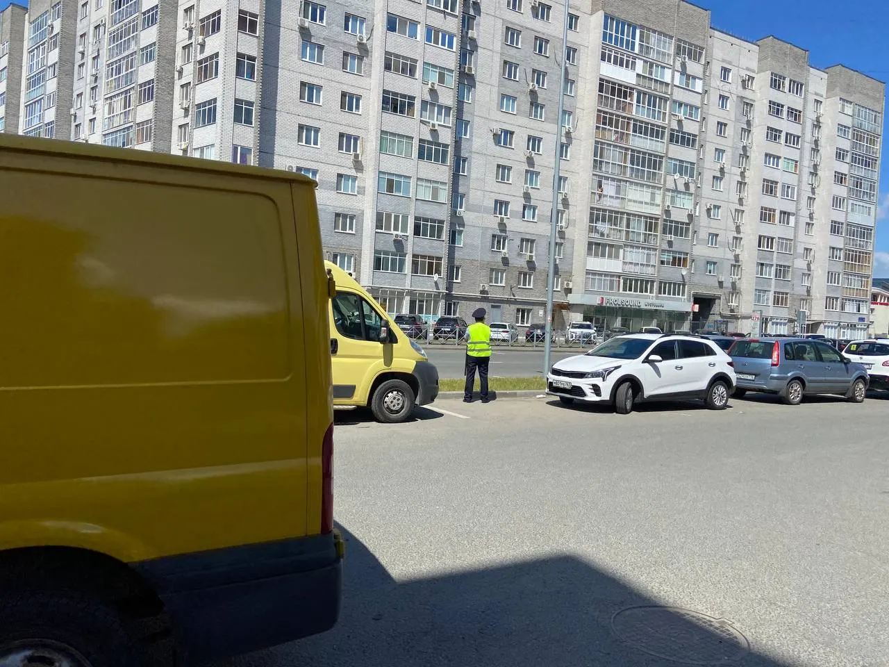 В центре города дежурят полиция, росгвардия и экипажи ДПС — примерно через каждые 30–50 метров. По дорогам курсируют патрульные машины с номерами других регионов. Причина — старт саммита Россия — АСЕАН, который продлится до 19 июня.