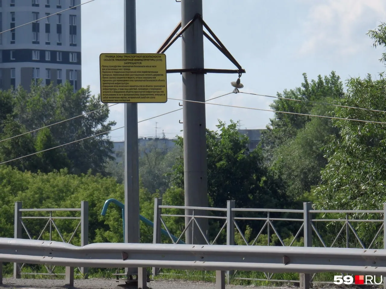 На мосту через Мулянку сработали громкоговорители и система охраны: прохожих попросили уйти. По наблюдениям, причина срабатываний — вероятно, птицы, попадающие в поле камер.