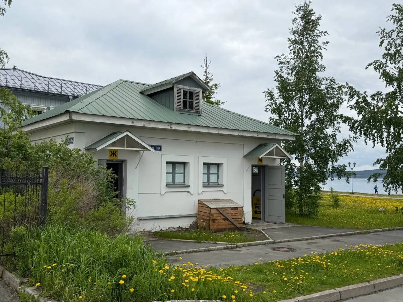 В ряде городов ввели плату за пользование уличными туалетами: в Петрозаводске и Пензе — по 50 рублей за посещение, в Чите — 30 рублей. Жители жалуются на дефицит кабинок и отсутствие гигиенических принадлежностей.