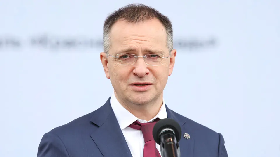 Владимир Мединский заявил о необходимости жесткого контроля качества фильмов на всех этапах производства и поддержал введение государственной цензуры, чтобы не допускать к прокату «барахло», снятое на бюджетные средства.