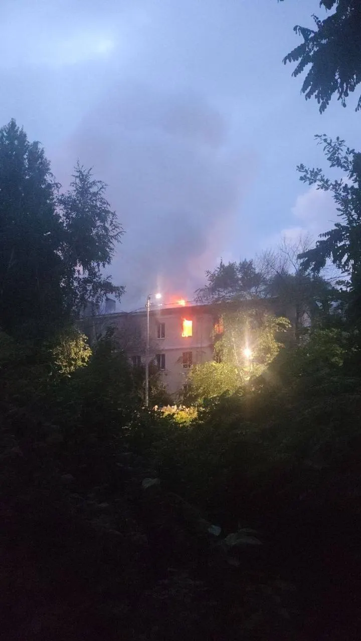 Ночью в Самаре на улице Ново‑Садовая, 175 вспыхнул сильный пожар. Подробности происшествия уточняются; в распоряжении редакции есть фотографии с места.