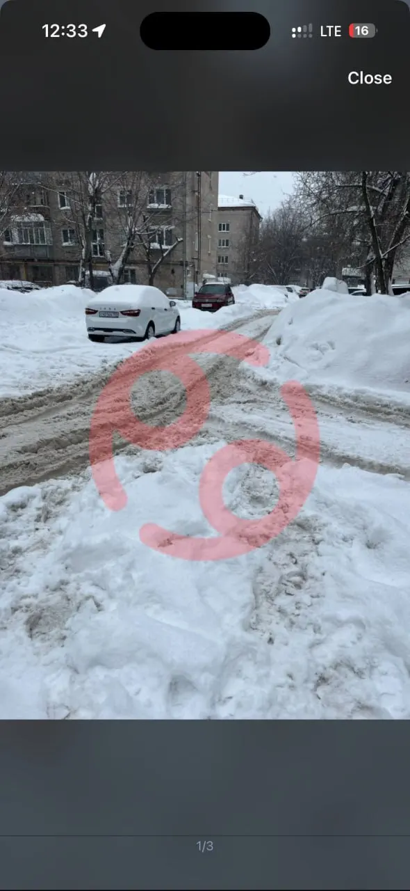 Две жительницы Перми отправили жалобы о неубранном снегу у дома на Народовольческой. Ответы пришли лишь через недели и месяцы — с фотографиями без снега. В администрации объяснили задержку отсутствием подтверждающих снимков и привлекли сотрудников к ответственности.