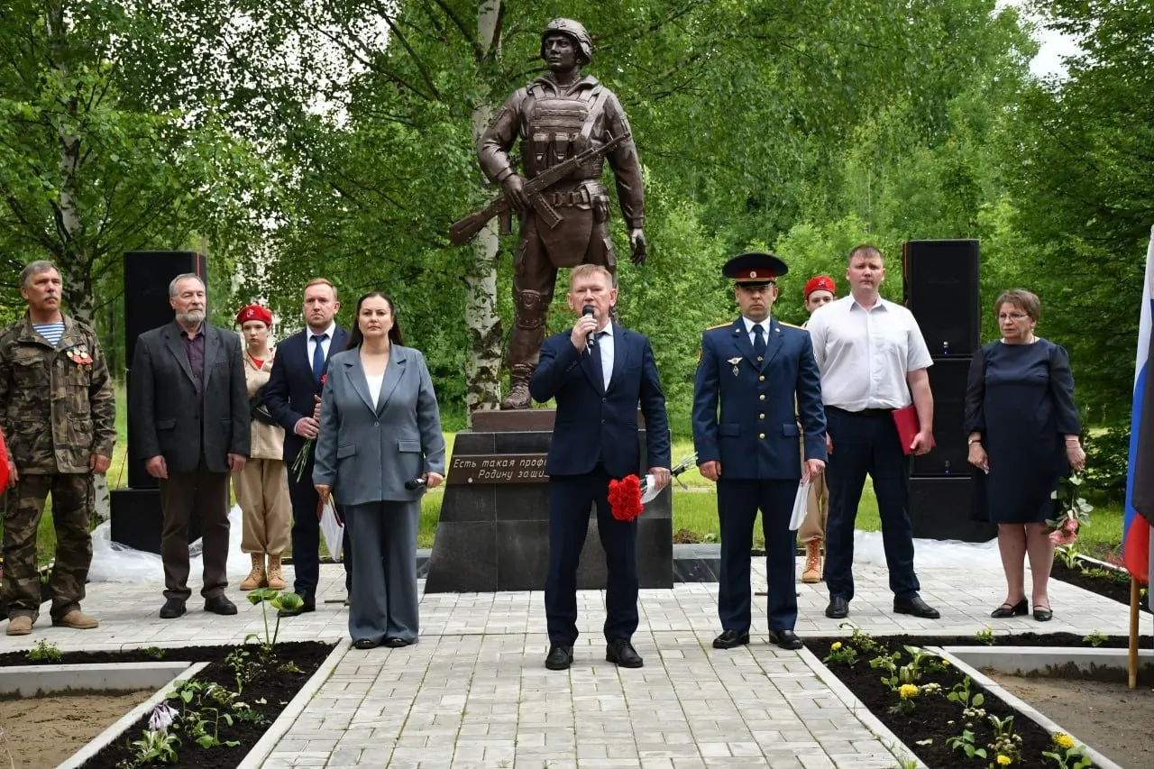 В посёлке Восточный установлен 2,5‑метровый памятник солдату в честь участников СВО. Инициативу начал боец Роман Чадов; после его гибели над проектом продолжили работать родители и поддержали жители и администрации.