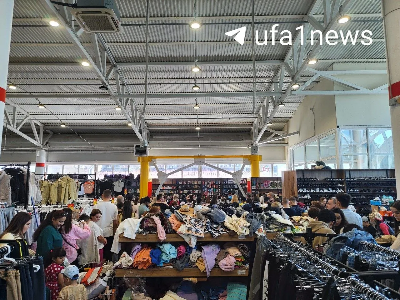 В торговом центре на улице Степана Кувыкина открылся магазин одежды с низкими ценами. После анонса распродажи в день открытия в ТЦ пришло много людей — образовалась давка. Сейчас покупателей стало меньше, в продаже есть недорогие тапки и кроссовки.