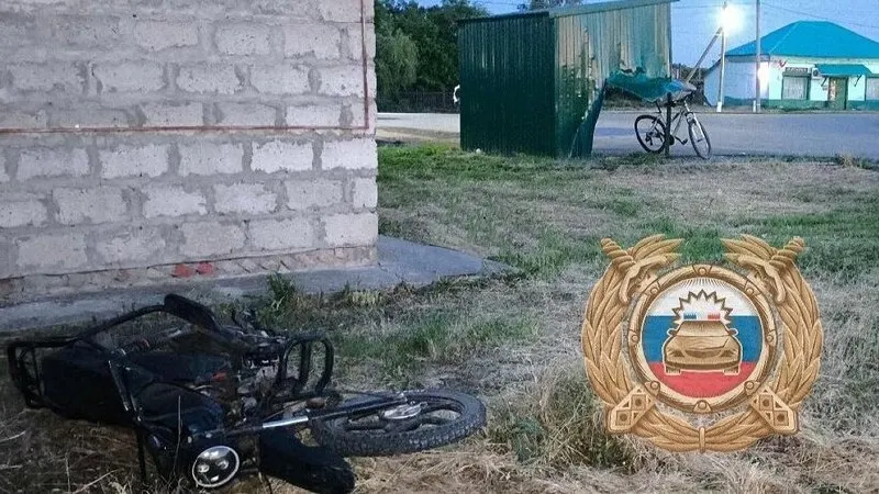 В Саратовской области 20‑летний водитель потерял управление, врезался в остановку и наехал на велосипед. В больницу доставлены он и 13‑летний пассажир.