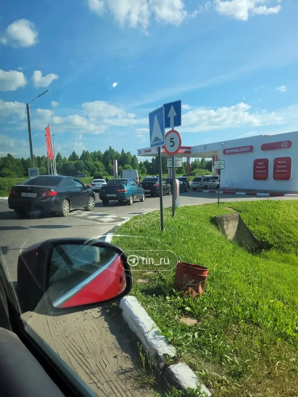 Автомобилисты сообщают о нехватке топлива на заправках вдоль трассы между Нижним Новгородом и Кировом: в некоторых местах бензин закончился, в других — выстроились большие очереди.